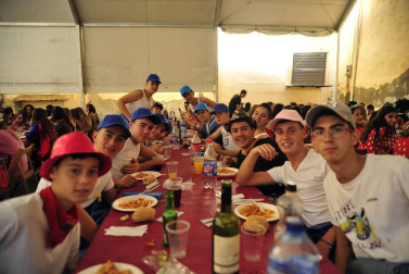 Imágenes de fiestas de Peralta de este viernes, 7 de septiembre, día en el que se ha celebrado el día de las peñas. Los jóvenes han cambiado el atuendo blanco y rojo por los disfraces.