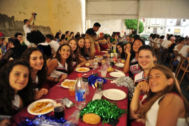 Imágenes de fiestas de Peralta de este viernes, 7 de septiembre, día en el que se ha celebrado el día de las peñas. Los jóvenes han cambiado el atuendo blanco y rojo por los disfraces.