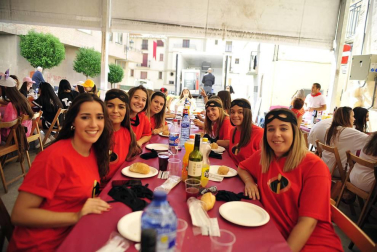 Imágenes de fiestas de Peralta de este viernes, 7 de septiembre, día en el que se ha celebrado el día de las peñas. Los jóvenes han cambiado el atuendo blanco y rojo por los disfraces.