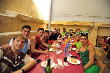 Imágenes de fiestas de Peralta de este viernes, 7 de septiembre, día en el que se ha celebrado el día de las peñas. Los jóvenes han cambiado el atuendo blanco y rojo por los disfraces.