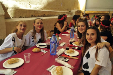Imágenes de fiestas de Peralta de este viernes, 7 de septiembre, día en el que se ha celebrado el día de las peñas. Los jóvenes han cambiado el atuendo blanco y rojo por los disfraces.