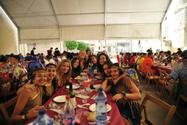 Imágenes de fiestas de Peralta de este viernes, 7 de septiembre, día en el que se ha celebrado el día de las peñas. Los jóvenes han cambiado el atuendo blanco y rojo por los disfraces.