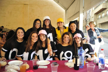 Imágenes de fiestas de Peralta de este viernes, 7 de septiembre, día en el que se ha celebrado el día de las peñas. Los jóvenes han cambiado el atuendo blanco y rojo por los disfraces.