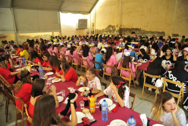 Imágenes de fiestas de Peralta de este viernes, 7 de septiembre, día en el que se ha celebrado el día de las peñas. Los jóvenes han cambiado el atuendo blanco y rojo por los disfraces.