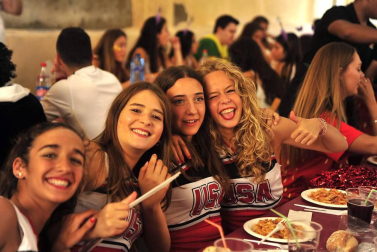 Imágenes de fiestas de Peralta de este viernes, 7 de septiembre, día en el que se ha celebrado el día de las peñas. Los jóvenes han cambiado el atuendo blanco y rojo por los disfraces.
