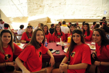 Imágenes de fiestas de Peralta de este viernes, 7 de septiembre, día en el que se ha celebrado el día de las peñas. Los jóvenes han cambiado el atuendo blanco y rojo por los disfraces.