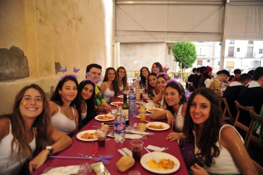 Imágenes de fiestas de Peralta de este viernes, 7 de septiembre, día en el que se ha celebrado el día de las peñas. Los jóvenes han cambiado el atuendo blanco y rojo por los disfraces.