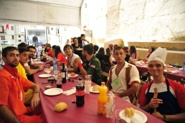 Imágenes de fiestas de Peralta de este viernes, 7 de septiembre, día en el que se ha celebrado el día de las peñas. Los jóvenes han cambiado el atuendo blanco y rojo por los disfraces.