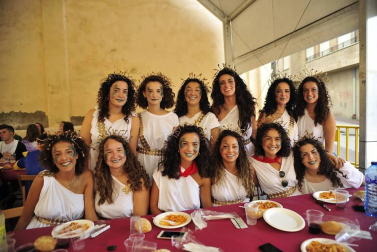 Imágenes de fiestas de Peralta de este viernes, 7 de septiembre, día en el que se ha celebrado el día de las peñas. Los jóvenes han cambiado el atuendo blanco y rojo por los disfraces.