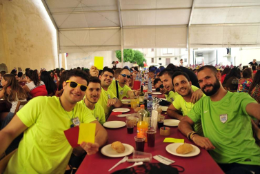 Imágenes de fiestas de Peralta de este viernes, 7 de septiembre, día en el que se ha celebrado el día de las peñas. Los jóvenes han cambiado el atuendo blanco y rojo por los disfraces.