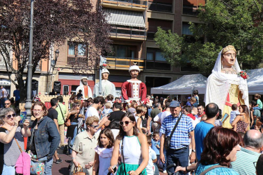Los gigantes y cabezudos conmemoran en las calles de Pamplona el Privilegio de la Unión