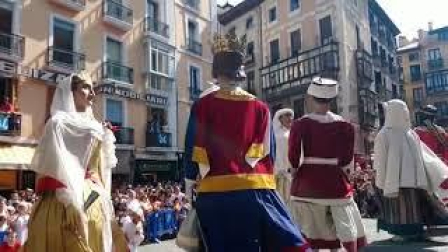 Baile de los gigantes en la conmemoración del Privilegio de la Unión