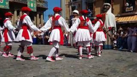 Los dantzaris bailan en la conmemoración del Privilegio de la Unión