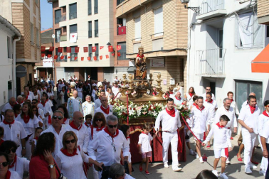 La Virgen de la Paz salió en procesión este sábado por las calles de Cintruénigo, que celebró este sábado su tercera jornada festiva