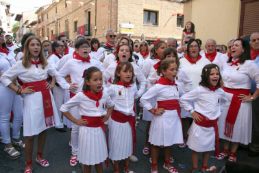 La Virgen de la Paz salió en procesión este sábado por las calles de Cintruénigo, que celebró este sábado su tercera jornada festiva