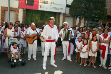 La Virgen de la Paz salió en procesión este sábado por las calles de Cintruénigo, que celebró este sábado su tercera jornada festiva