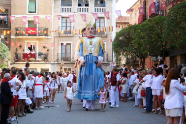 La Virgen de la Paz salió en procesión este sábado por las calles de Cintruénigo, que celebró este sábado su tercera jornada festiva