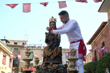 La Virgen de la Paz salió en procesión este sábado por las calles de Cintruénigo, que celebró este sábado su tercera jornada festiva