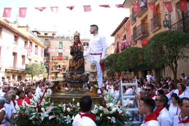 La Virgen de la Paz salió en procesión este sábado por las calles de Cintruénigo, que celebró este sábado su tercera jornada festiva