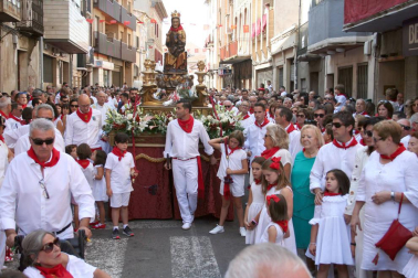 La Virgen de la Paz salió en procesión este sábado por las calles de Cintruénigo, que celebró este sábado su tercera jornada festiva
