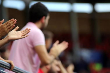 Fotos del búscate en la grada del Osasuna 3- 1 Almería