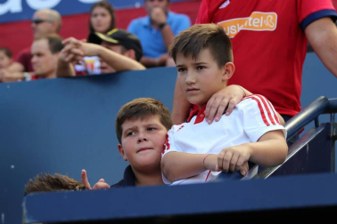 Fotos del búscate en la grada del Osasuna 3- 1 Almería