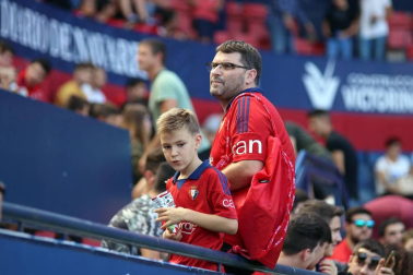 Fotos del búscate en la grada del Osasuna 3- 1 Almería