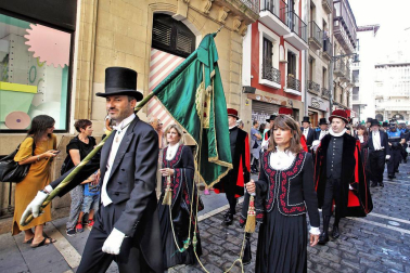Los gigantes y cabezudos conmemoran en las calles de Pamplona el Privilegio de la Unión