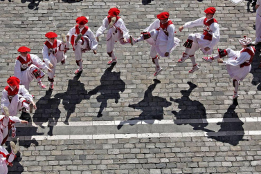 Los gigantes y cabezudos conmemoran en las calles de Pamplona el Privilegio de la Unión