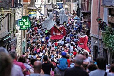 Los gigantes y cabezudos conmemoran en las calles de Pamplona el Privilegio de la Unión