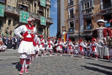 Los gigantes y cabezudos conmemoran en las calles de Pamplona el Privilegio de la Unión