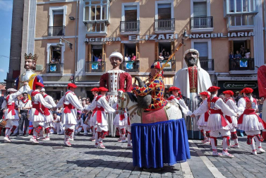 Los gigantes y cabezudos conmemoran en las calles de Pamplona el Privilegio de la Unión
