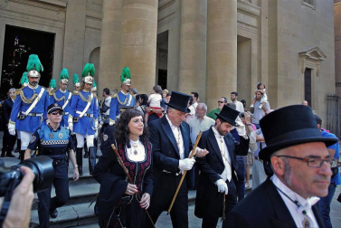 Los gigantes y cabezudos conmemoran en las calles de Pamplona el Privilegio de la Unión