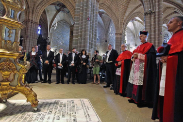 Los gigantes y cabezudos conmemoran en las calles de Pamplona el Privilegio de la Unión