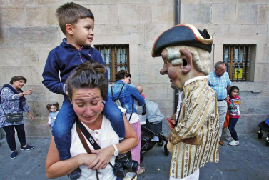 Los gigantes y cabezudos conmemoran en las calles de Pamplona el Privilegio de la Unión