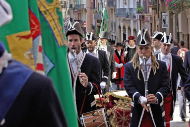 Los gigantes y cabezudos conmemoran en las calles de Pamplona el Privilegio de la Unión