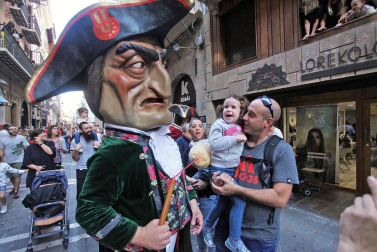 Los gigantes y cabezudos conmemoran en las calles de Pamplona el Privilegio de la Unión