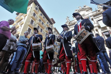 Los gigantes y cabezudos conmemoran en las calles de Pamplona el Privilegio de la Unión