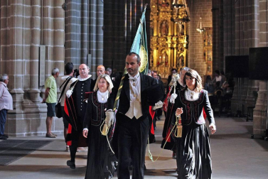 Los gigantes y cabezudos conmemoran en las calles de Pamplona el Privilegio de la Unión