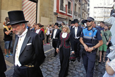 Los gigantes y cabezudos conmemoran en las calles de Pamplona el Privilegio de la Unión