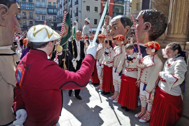 Los gigantes y cabezudos conmemoran en las calles de Pamplona el Privilegio de la Unión