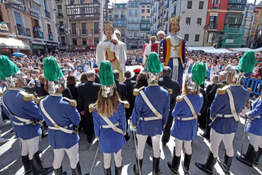 Los gigantes y cabezudos conmemoran en las calles de Pamplona el Privilegio de la Unión