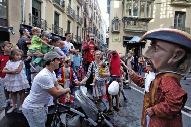 Los gigantes y cabezudos conmemoran en las calles de Pamplona el Privilegio de la Unión
