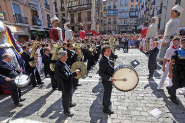 Los gigantes y cabezudos conmemoran en las calles de Pamplona el Privilegio de la Unión