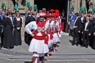 Los gigantes y cabezudos conmemoran en las calles de Pamplona el Privilegio de la Unión