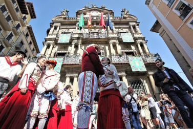 Los gigantes y cabezudos conmemoran en las calles de Pamplona el Privilegio de la Unión