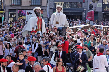 Los gigantes y cabezudos conmemoran en las calles de Pamplona el Privilegio de la Unión