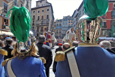 Los gigantes y cabezudos conmemoran en las calles de Pamplona el Privilegio de la Unión