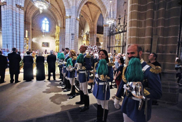 Los gigantes y cabezudos conmemoran en las calles de Pamplona el Privilegio de la Unión