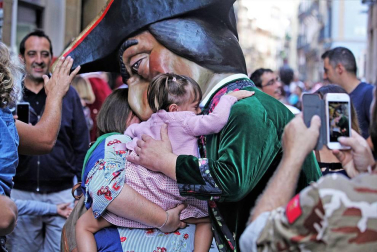 Los gigantes y cabezudos conmemoran en las calles de Pamplona el Privilegio de la Unión